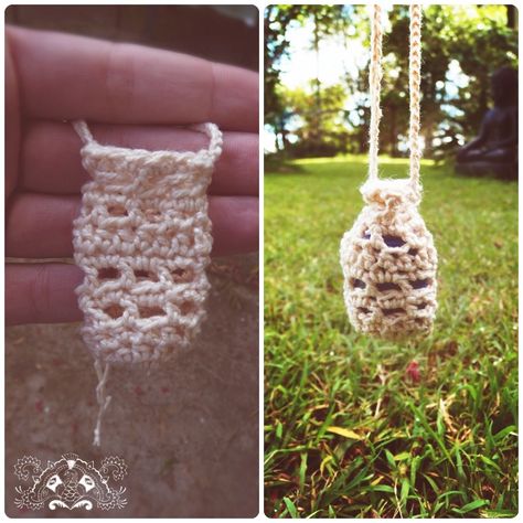 Amigurumi Patterns, Crystal Crochet Pattern, Crystal Pouch Crochet, Crochet Crystal Pouch Free Pattern, Crochet Crystal Necklace, Crochet Crystal Holder, Witchy Crochet Ideas, Tarot Crochet, Crochet Pouch Necklace