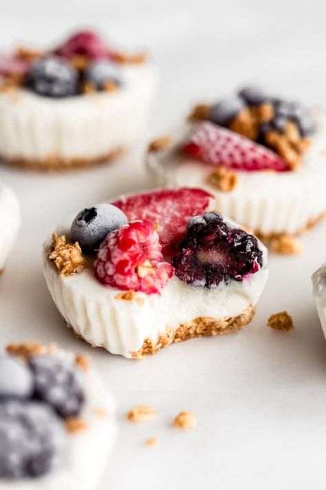 Frozen Yogurt Granola Cups Frozen Yogurt Granola Cups, Yogurt Granola Cups, Freezing Yogurt, Frozen Yogurt Cups, Healthy Protein Desserts, Granola Cups, Mango Chia Pudding, Blueberry Cheesecake Bars, Yogurt Granola