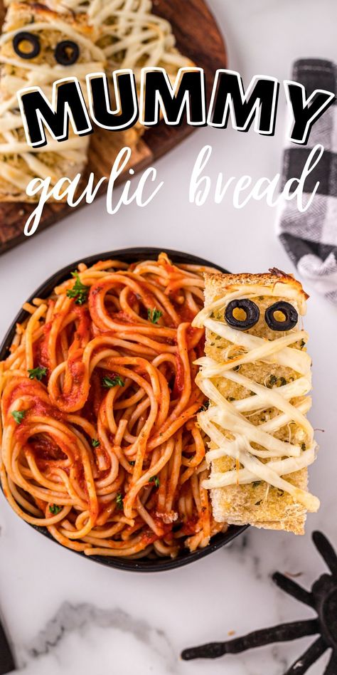 This is the perfect Halloween recipe to get the kids involved with. Serve this Mummy Garlic Bread along with spaghetti and meatballs for a family favorite. via @familyfresh Halloween Dinner Mummy, Halloween Food Ideas Main Dish, Halloween Food Easy Party, Mummy Garlic Bread Halloween, Spaghetti Halloween Food, Halloween Party Food Pizza, Halloween Themed Spaghetti, Pasta Halloween Food, Mummy Breadsticks Halloween