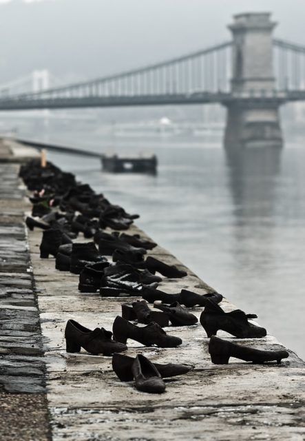 memorial Shoes On The Danube, Photo Voyage, Black Ghost, Arte Peculiar, Life Size Statues, Antony Gormley, Danube River, Louise Bourgeois, River Bank