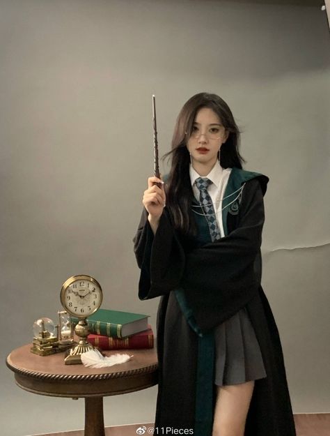 Slytherin Uniform Female, Hogwarts Clothes, Harry Potter Dress Up, Slytherin Cosplay, Harry Potter Uniform, Slytherin Uniform, Dramatic Clothes, Slytherin Costume, Student Costume