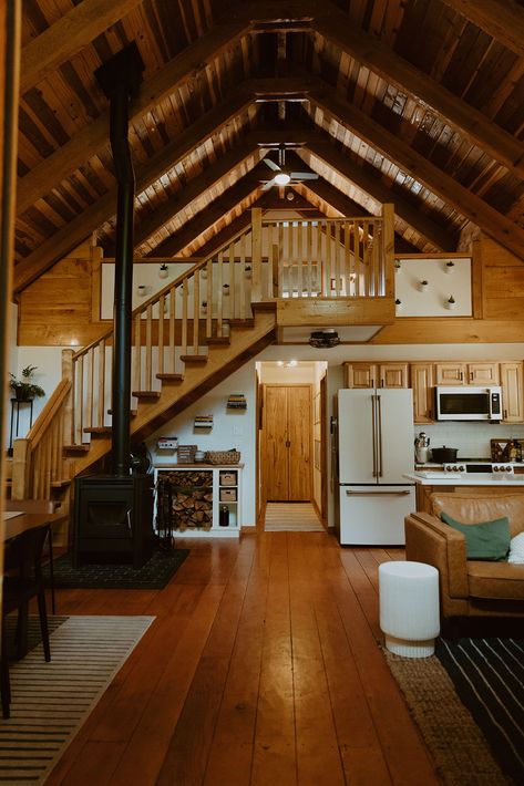 Modern Cabin Interior, Small Barn House, Farm Style House, Cedar Hot Tub, Mountain Home Exterior, Cabin Loft, Cabin Interior Design, Log Cabin Interior, Small Log Cabin