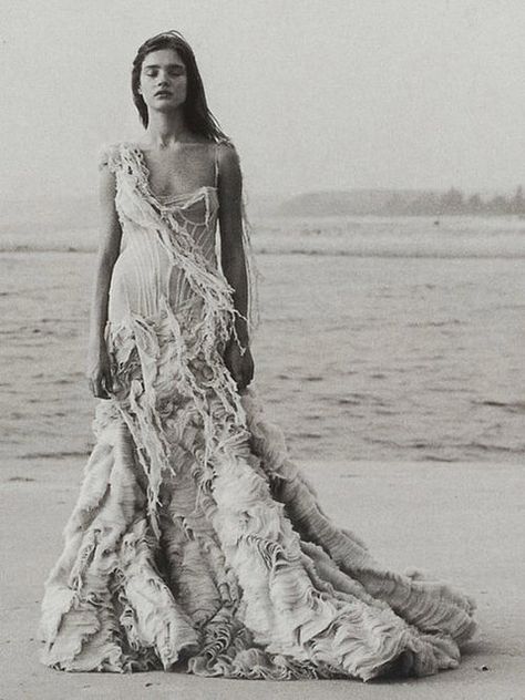 i wanna get remarried on our 10th wedding anniversary on the beach and THIS is will be the dress!! Annie Leibovitz, Richard Avedon, Oyster Dressing, Mode Editorials, Savage Beauty, Alexander Mcqueen Dresses, Natalia Vodianova, Vogue Dress, Peter Lindbergh