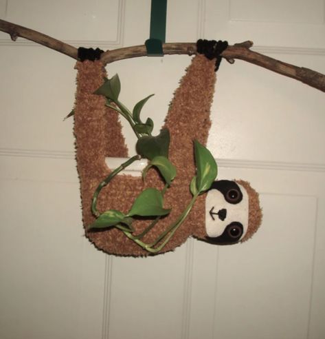 You Can Crochet The Cutest Sloth Plant Holder And I Need It In My Life Now Amigurumi Patterns, Sloth Plant Hanger, Monkey Plant, Sloth Planter, Crochet Plant Hanger, Hanging Sloth, Crochet Sloth, Crochet Monkey, Pot Hanger