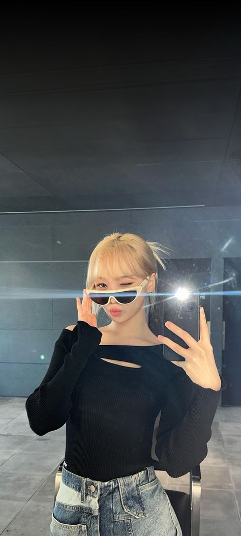 Ig Wallpaper, Chaewon Wallpaper, Black Mercedes Benz, Logo Game, Kim Chaewon, Mirror Selfie Poses, Ulzzang Couple, Kawaii Fashion Outfits, Jennie Lisa