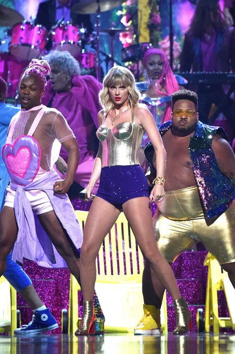 Taylor Swift Music Videos Outfits, Taylor Swith, Red Taylor Swift, Music Video Outfit, Taylor Swift Legs, Taylor Swift Music Videos, Taylor Outfits, Taylor Swift Hot, All About Taylor Swift