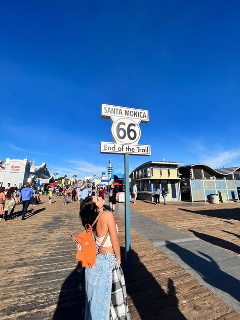 Santa Monica Beach Outfits, California Pier Santa Monica, Santa Monica Outfit Spring, Venice Beach Picture Ideas, Santa Monica Picture Ideas, Santa Monica Pier Picture Ideas, California Pictures Ideas, Santa Monica Photo Ideas, Venice Beach California Aesthetic