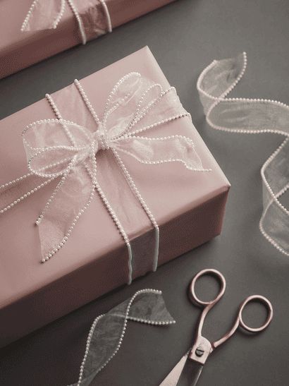 Pretty Gift Wrapping Ideas, Christmas Gift Packaging, Gift Wrapping Inspiration, Pink Xmas, Wrapping Papers, Gift Inspo, Christmas Inspo, Present Wrapping, Organza Ribbon