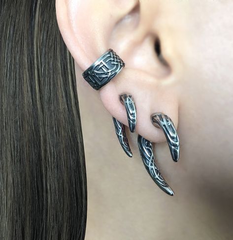 Claw Jewelry, Claw Earrings, Earrings Gothic, Jewelry Ear, Cool Piercings, Front Back Earrings, Dragon Claw, 2 Earrings, Dragon Jewelry