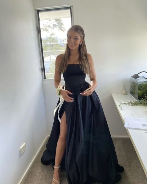 Elegant Black Prom Dress Classy, Black Prom Dresses Silk, Prom Dresses Classy Elegant Long, Prom Dresses Dark Hair, Black Grad Dress Long, Strapless Grad Dresses, 2025 Prom Dresses, Black Prom Dresses Simple, Black Prom Dress Uk