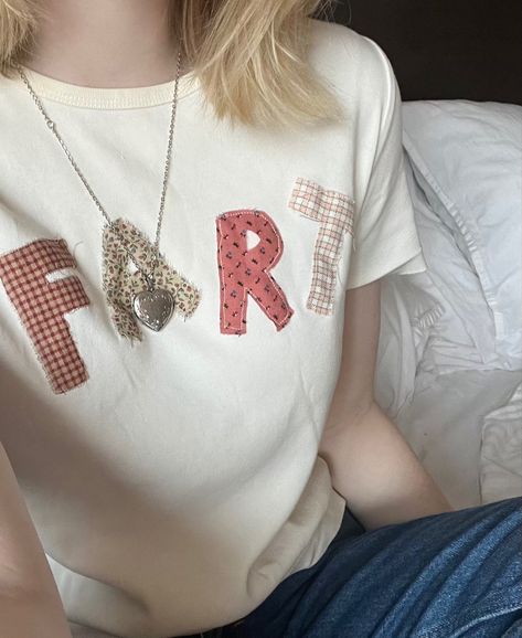 Upcycling, Patchwork, Patch Work On Tshirt, Decorated Shirts Ideas Diy, Fabric Letters On Shirt, Patched Clothes Aesthetic, Homemade T Shirts Ideas, Button Ideas Clothes, Pride Shirts Diy