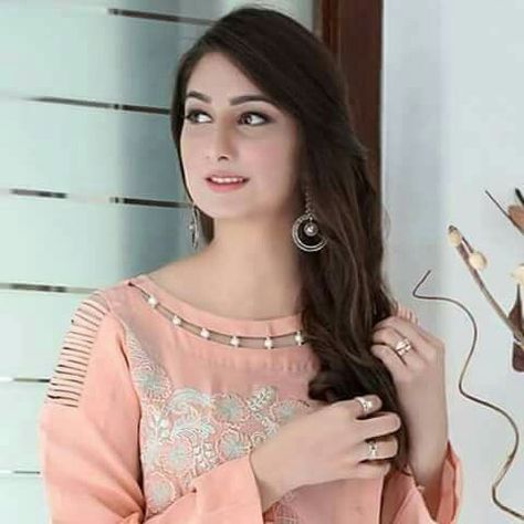 Kurti Neckline Designs, Kurti Neckline, Dress Designs Ideas, Girls Frocks, Women Trousers Design, Stylish Baby Girls, Salwar Neck Designs, Boat Neck Blouse Design, Simple Kurta Designs