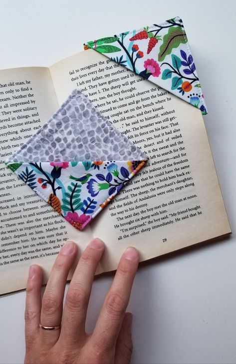 How To Make Quick & Easy Fabric Book Marks - 5 Inch Fabric Square Projects, Crafts To Make With Fleece, Fleece Fabric Scrap Projects, Fabric Samples Ideas, Fabric Bundles Ideas, Cold Weather Sewing Projects, Making Scarfs From Fabric, Diy Cheap Crafts To Sell, Easy Sew Pencil Case
