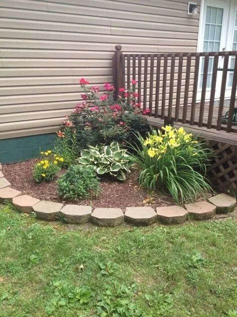 Corner Garden Patio Ideas, Triangular Garden Design, Corner Flower Bed Ideas, Corner Garden Ideas Backyards, Corner Flower Bed, Inexpensive Landscaping, Taman Diy, Garden Corner, Flower Bed Designs