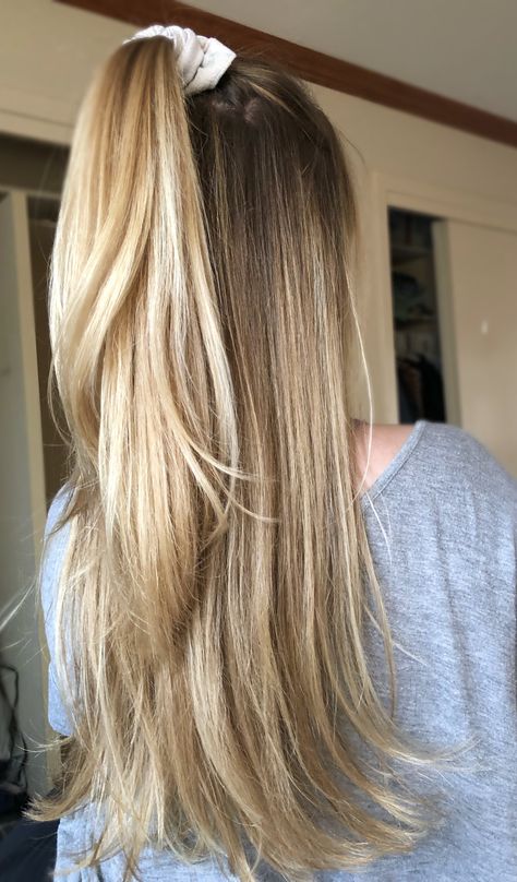 White blonde brown roots balayage updo ponytail summertime makeup straight hair soft blonde Blonde Balayage Ponytail, Blonde Straight Balayage, Honey Blonde Hair Brown Roots, Brown Roots Balayage, Natural Blonde Ombre, Balayage Updo, Blonde Hair Brown Roots, Blonde Brown Roots, Brown Roots Blonde Hair