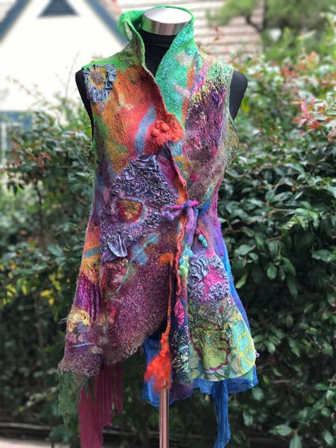 Felted Garments, Felted Clothes, Tovad Ull, Felt Accessories, Felted Clothing, Felt Design, Wet Felting Projects, Wearable Art Clothing, Felt Fashion