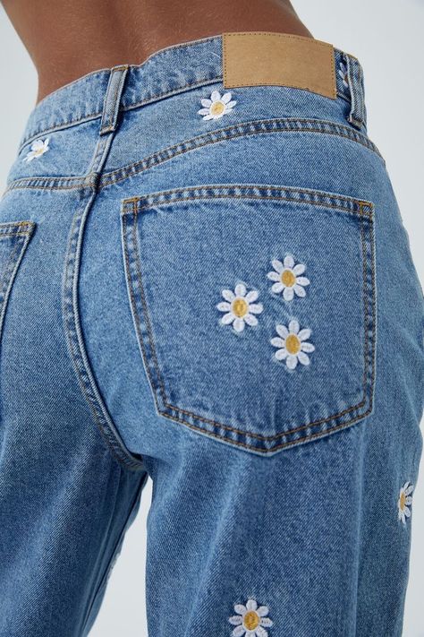 Embroidered flowers Embroidery Jeans Diy, Jean Diy, Daisy Embroidery, T-shirt Broderie, Clothes Embroidery Diy, Denim Embroidery, Gilet Crochet, Diy Jeans, Monochromatic Fashion