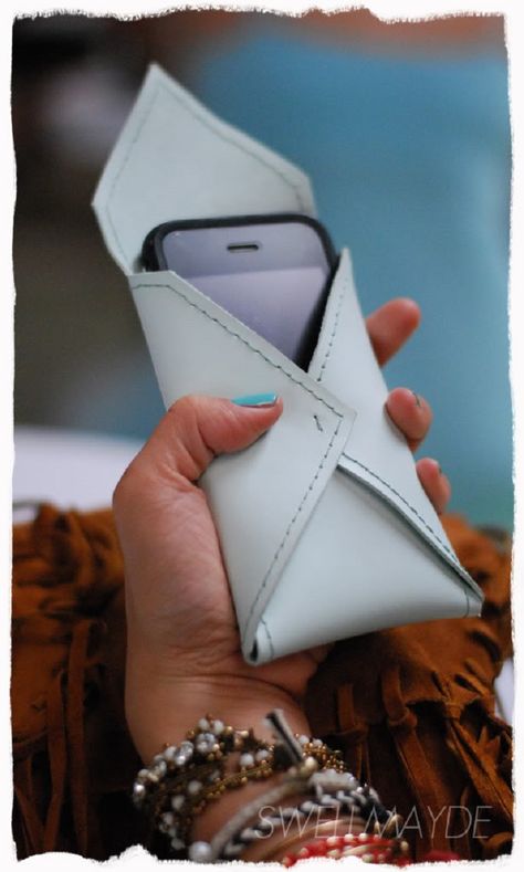 Top 10 Creative DIY Phone Holders Diy Leather Envelope, Teen Diy, Diy Giveaway, Crea Cuir, Diy En Cuir, Pochette Portable, Fall Fashion Accessories, Diy Leder, Diy Phone Holder