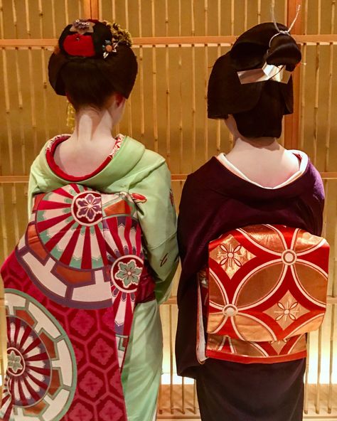 Masano (left) and Tomitae. Here, two more differences between geiko and maiko are shown: The former’s under collar is solid white, and her obi is folded into a square-like shape, rather than hanging down her back. Kimonos, Kabuki Costume, Embroidery Kimono, Memoirs Of A Geisha, Geisha Art, Mermaid Painting, Geisha Girl, Kimono Pattern, Japanese Geisha