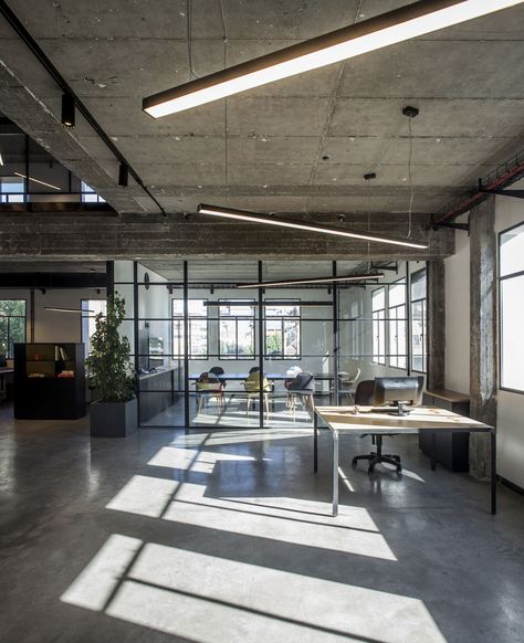 ROY DAVID · BUREAUX PERSONETICS · Divisare Modern Office Lighting, Industrial Office Space, Design Interior Modern, Industrial Office Design, Loft Office, Modern Office Space, Modern Office Decor, Designer Decor, Corporate Office Design