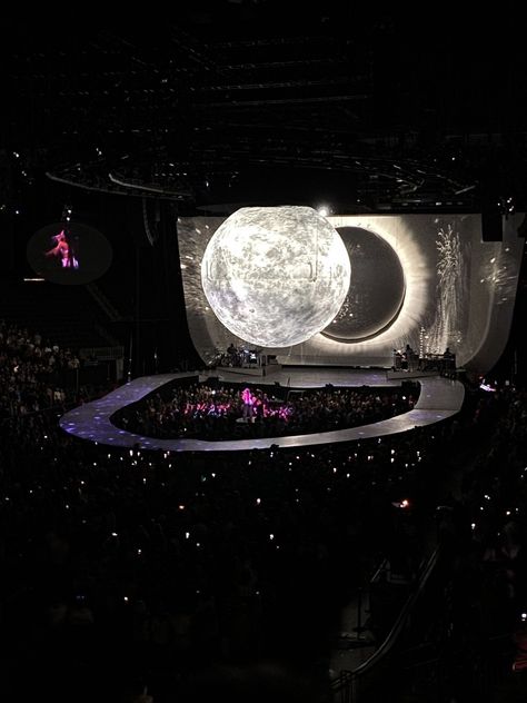 Sweetener World Tour, Savage Girl, Ariana Tour, Concert Stage Design, Ariana Grande Sweetener, Concert Aesthetic, Concert Stage, Ariana G, Veterans Memorial