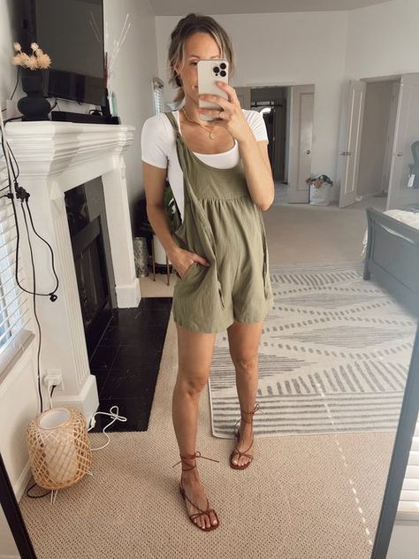 Casual Bump Style, Summer Prego Outfits, Cute Bump Outfits Summer, Women’s Maternity Outfits, 2nd Trimester Beach Outfits, Cute Romper Outfits Summer, Pregnant Romper Outfit, Summer Fashion Pregnant, 4 Month Pregnant Outfit