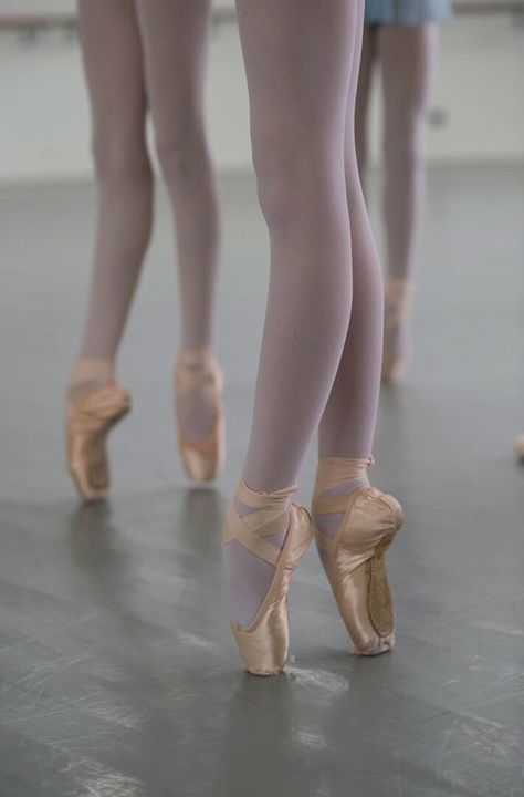 Paris Opera Ballet School, Ballerina En Pointe, Opera Ballet, Ballet Images, Ballet Pointe Shoes, Ballet Pictures, Paris Opera Ballet, Ballet Beauty, Ballet Inspiration