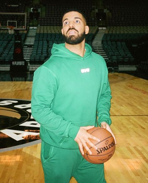 new OVO runner tracksuit 😻💚 Drake Green Aesthetic, Drake Fashion, Drake Photos, Drake Drizzy, Drake Wallpapers, Drake Graham, Rapper Wallpaper Iphone, Octobers Very Own, For The Culture