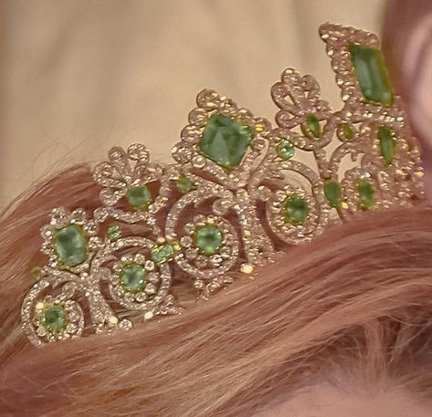 #green #aesthetic #crown #royal #royalcore #emerald #queen #princess Royal Core Aesthetic, Tin Wallet, Fox Aesthetic, Royalcore Aesthetic, Once Upon A Broken, Royalty Core, Stephanie Garber, Green Princess, Crown Aesthetic