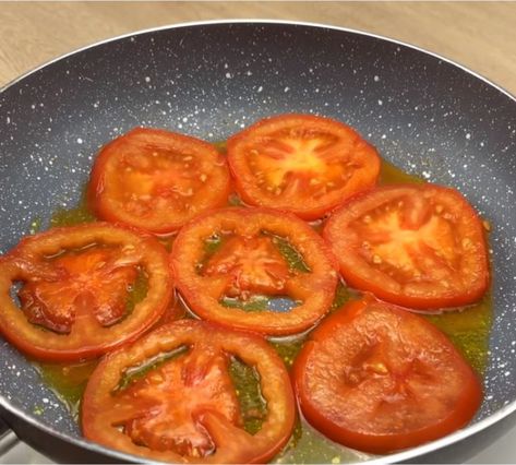 Thinly slice tomatoes for quirky take on an omelette Essen, Tomatoes With Eggs, Breakfast With Tomatoes And Eggs, Eggs And Tomatoes Breakfast, Tomato Omelette Recipe, Mushroom Omlette, Tomato Egg Recipe, Tomato Omelette, Egg Tortilla