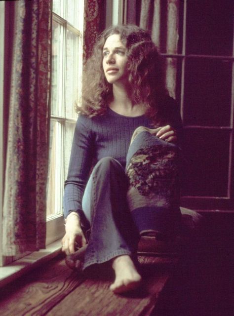 40 Portrait Photos of a Young Carole King From Between the 1950s and ’70s ~ Vintage Everyday Hippies, Beautiful Carole King Musical, 70s Singers, Carol King, Carole King, Pop Hits, Women In Music, Hozier, Music People