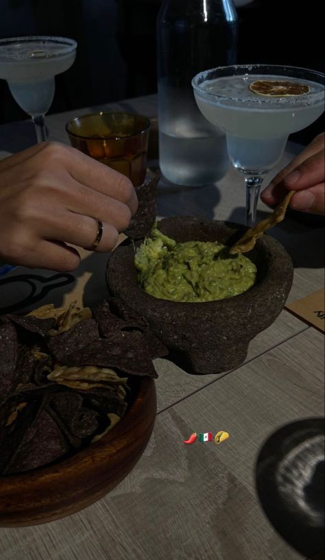 Taco Instagram Story, Mexican Food Instagram Story, Mexican Dinner Aesthetic, Mexican Tacos Aesthetic, Guacamole Aesthetic, Mexican Restaurant Aesthetic, Dinner Instagram Story, Tacos Aesthetic, Aesthetic Dinner