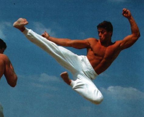 Jean Claude Van Damme doing a flying side kick :) Jiu Jitsu, Flying Kick, Karate Kick, Jean Claude Van Damme, Johnny Cage, Van Damme, Marvel Comic Character, Dc Comics Characters, Martial Artists