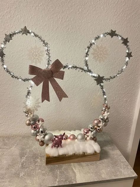 Christmas Decor Stairs, Mickey Christmas Decorations, Diy Disney Christmas Decorations, Disney Christmas Crafts, Organizator Grafic, Disney Christmas Decorations, Decor Ideas Christmas, Mickey Mouse Christmas, Mickey Christmas