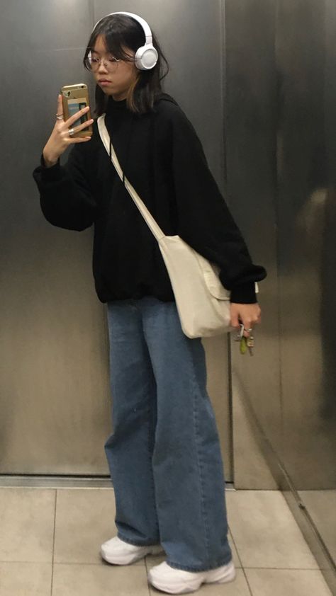 looks, aesthetic, inspiration, ootd, outfit of the day, selfie miror, style, street, asin, white headphones, black hoodie oversize, white bag, blue wide leg jeans, nike m2k Black Hoodie Outfits Aesthetic, Hoodie And Wide Leg Jeans, Soft Oversized Outfits, School Outfits Hoodies, How To Style A Black Hoodie With Jeans, Outfit Inspo With Headphones, Oversize Winter Outfit, Blue Jeans And Hoodie Outfit, Blue Wide Leg Jeans Outfit Aesthetic