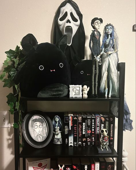 Goth Shelf, Corpse Bride Tim Burton, Goth Bedroom Ideas, Horror Room, Gothic Decor Bedroom, Goth Bedroom, Gothic Room, Brides Room, Gothic Bedroom