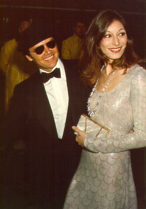 They were glam. | Jack Nicholson and Anjelica Huston Were The Coolest Couple Of The '70s And '80s Angelica Houston, Stars D'hollywood, Anjelica Huston, Hollywood Couples, I Love Cinema, Oscar Dresses, Famous Couples, Actrices Hollywood, Jack Nicholson