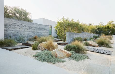 Visual Log of Projects / Work at Terremoto / A Landscape Office / LA + SF California Dry Garden Ideas Landscaping, Boulder And Grass Landscaping, Terre Moto Landscape, Large Rocks In Landscaping, Dry Landscaping, Landscaping Sand, Large Rock Landscaping Ideas, Dry Landscape, Moderne Have