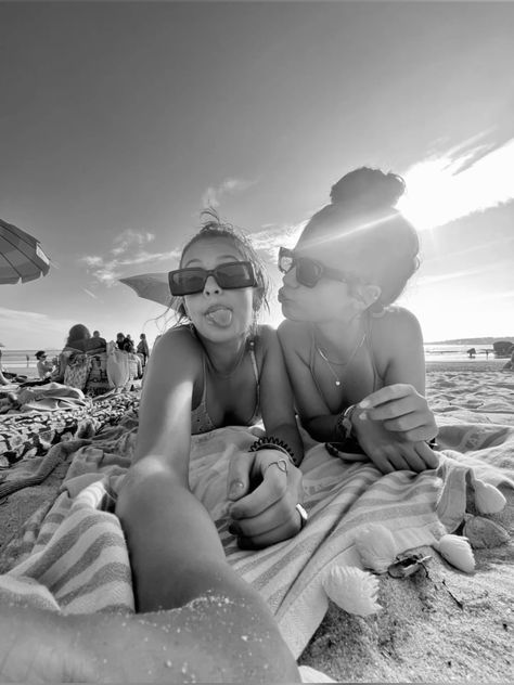 #tan #sunset #beach #summer #funny #friends Insta Beach Pics Poses With Friends, Beachy Pics Aesthetic, Beachy Pics Photo Ideas, 2018 Summer Aesthetic, Cute Bestie Beach Pics, Places To Take Instagram Pictures, Pictures For The Beach, Weird Photos To Recreate With Friends, Cute Individual Poses