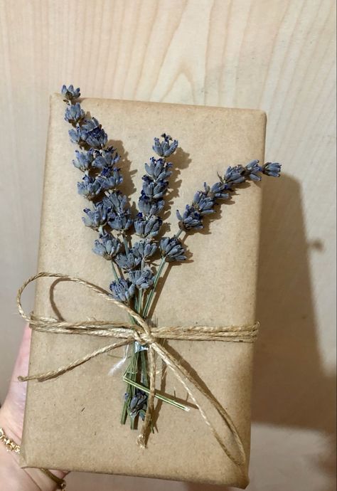 Cute Gift Wrapping Ideas Christmas Brown Paper, Gift Wrapping For Birthday, Aesthetic Gift Packaging Ideas, Special Wrapping Ideas, Birthday Wrapping Aesthetic, Best Friend Birthday Ideas Surprise, Aesthetic Wrapping Ideas, Wrapped Birthday Presents Aesthetic, Aesthetic Present Wrapping