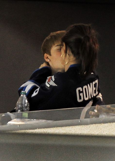 Selena Justin Couple, Justin Bieber With Selena Gomez, Selena Gomez And Justin Bieber Aesthetic, Justin Bieber Selena Gomez Wallpaper, Justin And Selena Aesthetic, Selena And Justin Together, Justin Bieber Hockey, Selena Gomez 2011, Selena And Justin