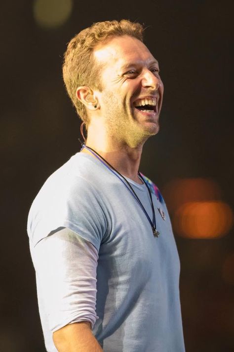 Chris Martin all smiles on stage at #GlobalCitizenHamburg yesterday!! - July 6th Coldplay, Cris Martin, Bands Pictures, Coldplay Music, Coldplay Chris, Cold Play, Chris Martin Coldplay, Jonny Buckland, Chris Martin