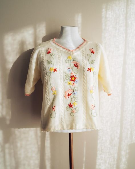 debating…𝓀𝑒𝑒𝓅 or sᥱᥣᥣ ? cast your vote. it’s a cutie floral embroidered 80s v neck acrylic knit. Size 10/12 large. #80ssweater #80sknit #grandmacore #grandmacoreaesthetic #vintage80s Pink Daisies, 80s Floral, 80s Sweater, Embroidery Vintage, Yellow Daisies, Pink Blue Yellow, Embroidered Details, Vintage Short, Pink Trim