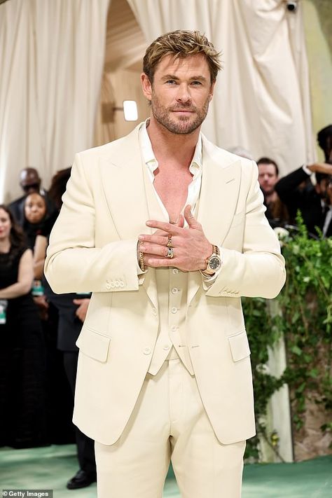 Met Gala 2024: Chris Hemsworth and wife Elsa Pataky look like Greek Gods as they dazzle on the red carpet | Daily Mail Online Angeles, Chris Hemsworth Wife, Chris Hemsworth Thor, Elsa Pataky, Standing Ovation, Australian Actors, Simon Baker, Emma Chamberlain, The Met Gala