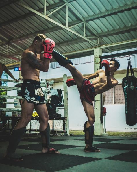 When sparring, you should have a particular goal and approach to maximise your effort and time. Learn about 5 different approaches which will elevate your Muay Thai game Types Of Martial Arts, Muay Thai Gym, Muay Boran, Boxing Techniques, Boxe Thai, Mma Gym, Traditional Martial Arts, Muay Thai Training, Boxing Coach