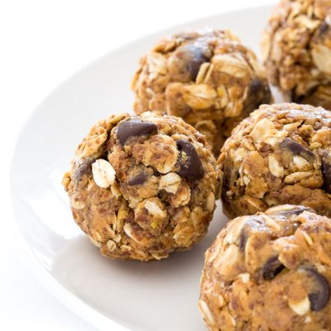 5 Ingredient Peanut Butter Energy Bites (VIDEO) - Chef Savvy Gluten Free Energy Bites, School Baking, Chef Savvy, Peanut Butter Energy Bites, Peanut Butter Bites, Healthy Protein Snacks, Protein Packed Snacks, Protein Bites, Calorie Counter