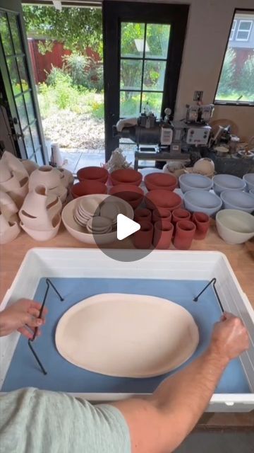 Glazing Techniques Pottery Plates, Ceramic Pottery Glaze Ideas, Pottery Glaze Recipes, Ceramics Glaze Ideas, Ceramic Glaze Ideas, Ceramics Videos, Glazing Pottery, Pottery Platters, Ceramics Glaze