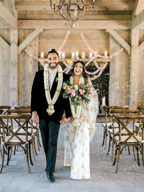 How To Mix Your Modern Lifestyle With Your Traditional Wedding #traditionalwedding #classic #modern #weddinginspiration #Weddingplanning Bridal Pictures, Wedding Theme Aesthetic, Indian American Weddings, Indian Wedding Garland, Modern Indian Wedding, Top Wedding Trends, Wedding Send Off, Wedding Sari, Multicultural Wedding