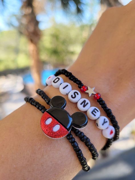 Disney Inspired Friendship Bracelets, Disney Beaded Bracelet Diy, Disney Diy Bracelet, Disney Diy Accessories, Beaded Disney Bracelet, Disney Diy Jewelry, Disney Braclets Ideas, Disney Heishi Bracelet Ideas, Disney Clay Bead Bracelet Ideas