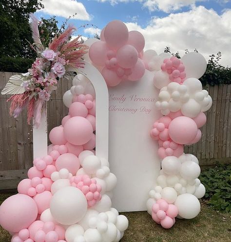 Pink Balloons Backdrop, Pink Balloon Photo Backdrop, Event Backdrops Ideas, Pink White Balloon Decorations, Balloon Backdrop With Flowers, Pink And White Balloon Decorations, Sail Boards Backdrop, White And Pink Balloon Garland, Pink White Birthday Decor